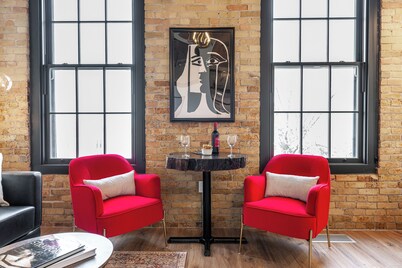 Modern loft with rustic character steps to downtown Stratford