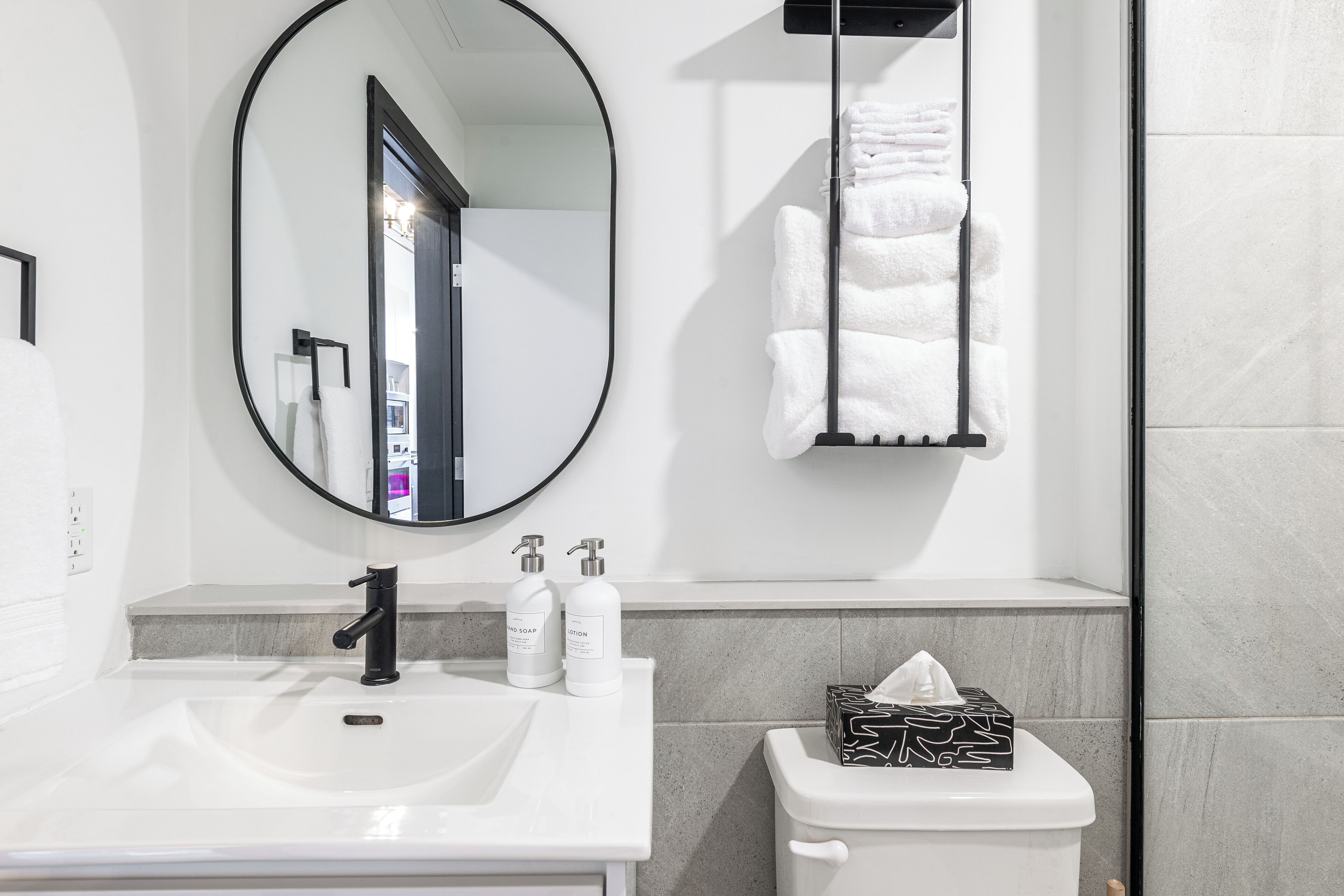 Een douche, een haardroger, handdoeken, zeep