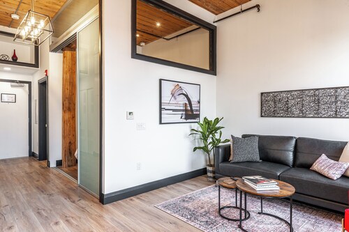 Modern loft with rustic character steps to downtown Stratford