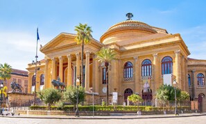 A classical building with columns, a dome, and statues. - Massimo Rooms & suite (Palermo)