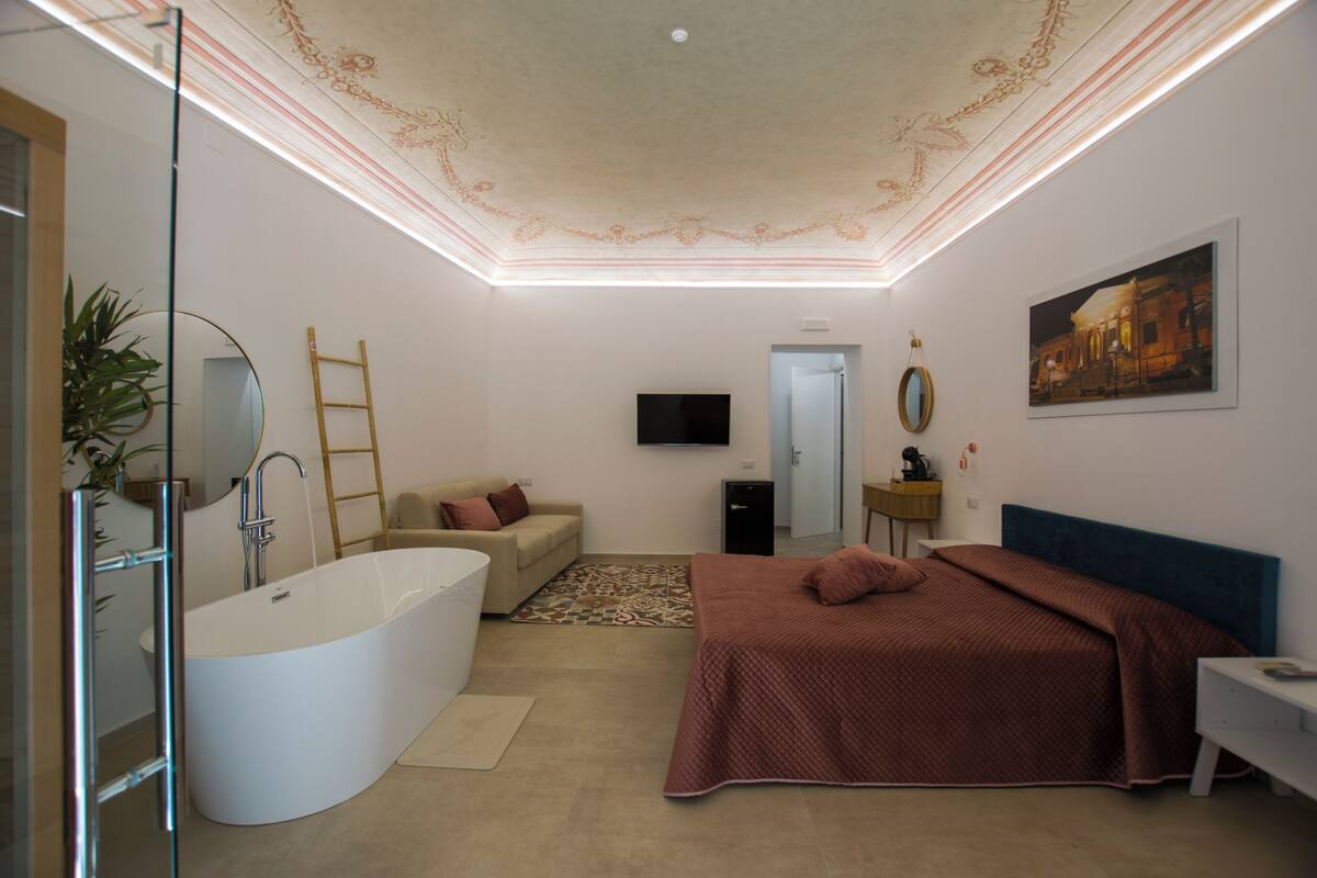 Suite luxueuse, balcon, vue sur la ville | Système d’insonorisation, accès au Wi-Fi (inclus)