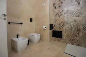 Luxury Suite, Balcony, City View | Bathroom | Bathrobes, soap, shampoo, toilet paper - Massimo Rooms & suite (Palermo)