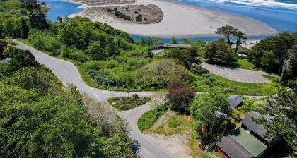 Moonstone Beach Sanderling Cabin – Cozy Studio w/ Ocean Views, Airstream Kitchenette & Deck