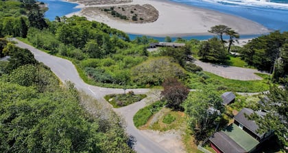 Cozy Oceanview Cabin Near Moonstone Beach – Hike, Surf & Explore the Redwoods