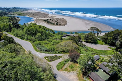 Cozy Oceanview Cabin Near Moonstone Beach – Hike, Surf & Explore the Redwoods