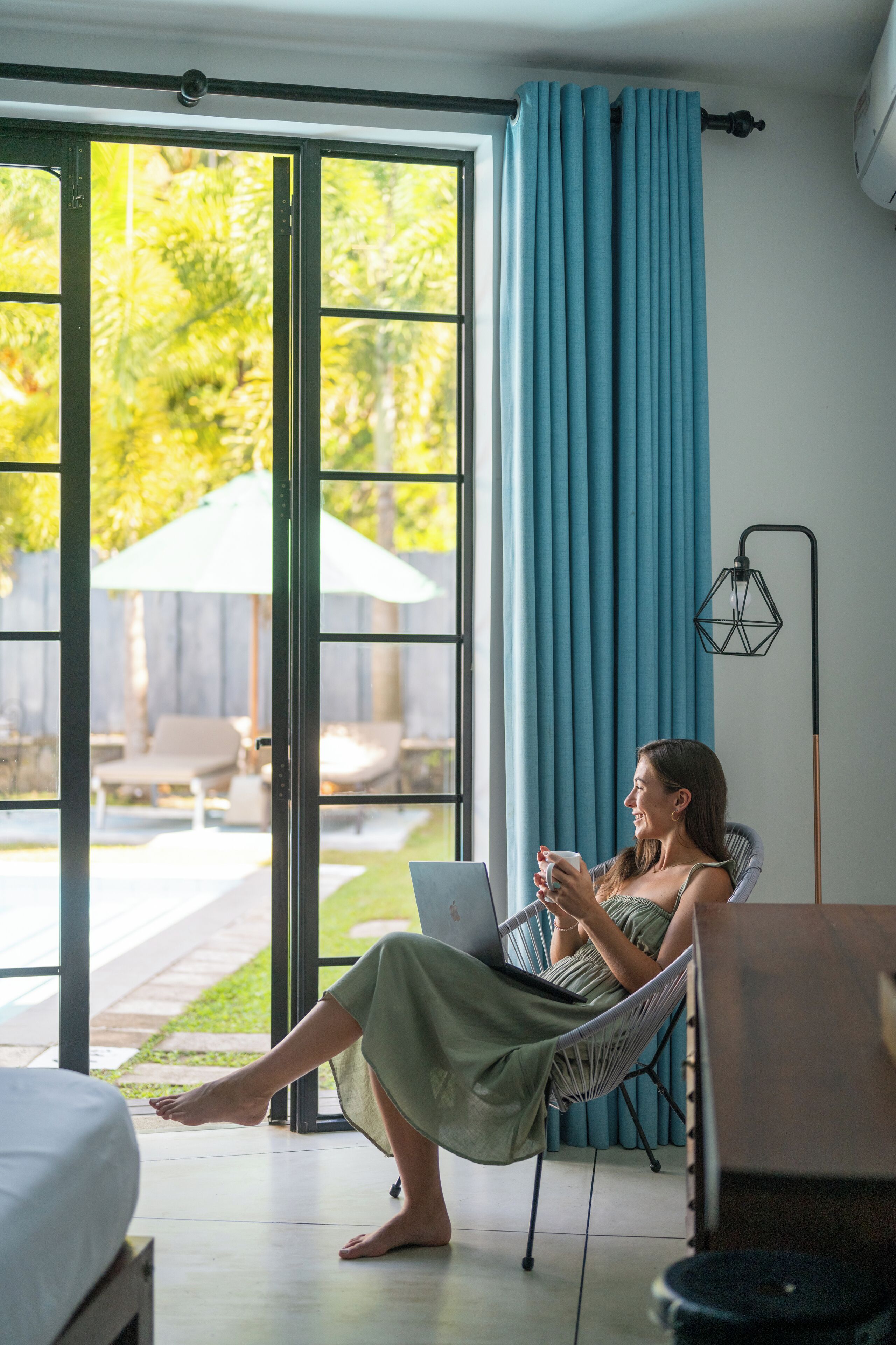 Deluxe-Doppel- oder -Zweibettzimmer, Poolblick | Zimmersafe, Schreibtisch, laptopgeeigneter Arbeitsplatz