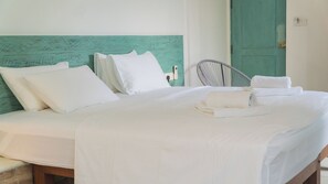 Family Triple Room, Pool View | Peti besi dalam bilik, meja, ruang kerja komputer riba, Wi-fi percuma 