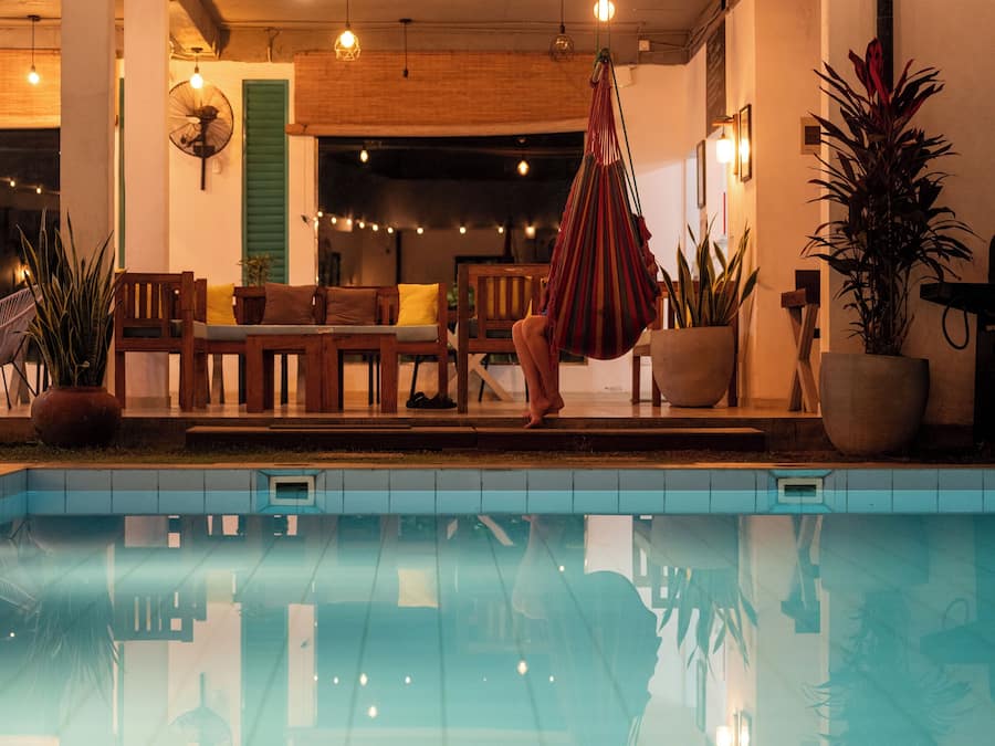 Una piscina al aire libre