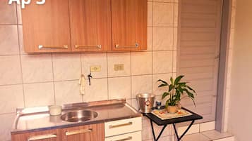 Cookware/dishes/utensils, paper towels
