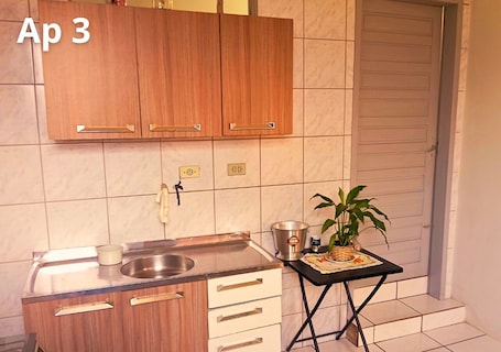 調理器具と食器、ペーパータオル. Hospedagem Almirante: conforto, Wi-Fi e charme em São Francisco de Paula.