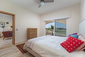 2 bedrooms, desk, WiFi, bed sheets