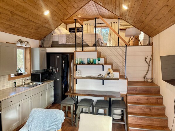 Fridge, microwave, oven, stovetop - Private Kenai cabin near ocean/airport/fishing (Kenai)