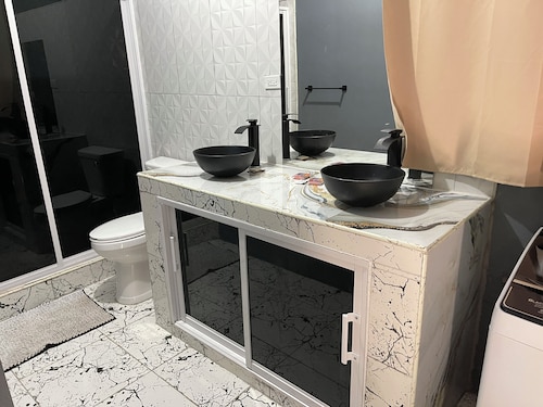Modern 1-bedroom apartment with AC, WiFi and Kitchen in beautiful Negril .
