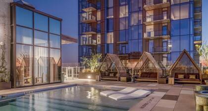 Luxury Rainey St Condo with rooftop pool, Lakeview & Gym