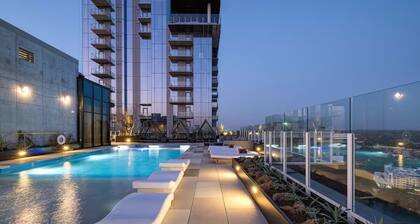 Luxury Rainey St Condo with rooftop pool, Lakeview & Gym
