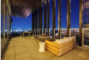 Terrace/patio - Luxury Rainey St Condo with rooftop pool, Lakeview & Gym (Austin)