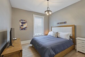 5 bedrooms, iron/ironing board, WiFi, bed sheets