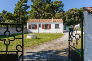 Exterior - Holiday Home 'Maison Au Coeur De Grand Village' with Terrace and Garden (Le Grand-Village-Plage)