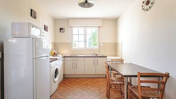 Fridge, microwave, dishwasher, coffee/tea maker