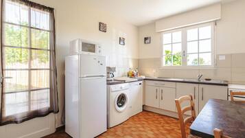 Réfrigérateur, micro-ondes, lave-vaisselle, cafetiÚre/bouilloire