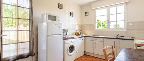 Fridge, microwave, dishwasher, coffee/tea maker