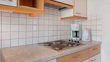 Geladeira, cooktop, cafeteira/chaleira, chaleira elétrica