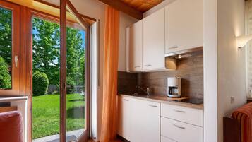 Jääkaappi, mikroaaltouuni, liesi, kahvin-/teenkeitin