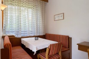 Dining - Apartment 'Hofanger Vinschgau' with Mountain View, Private Terrace and Wi-Fi (Algund)