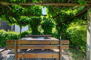 Outdoor dining - Apartment 'Hofanger Vinschgau' with Mountain View, Private Terrace and Wi-Fi (Algund)