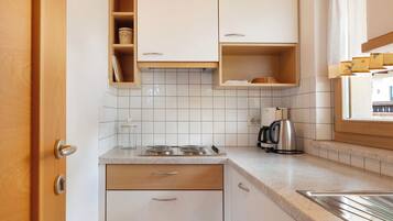 Fridge, stovetop, coffee/tea maker, electric kettle