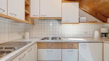 Frigorifero, microonde, piano cottura, macchina per tè/caffè