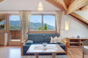 TV - Apartment 'Hofanger Etschblick' with Mountain View, Balcony and Wi-Fi (Algund)