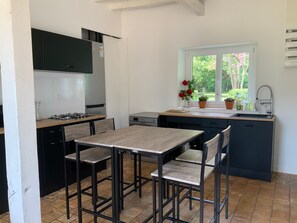 Dining - Holiday Home 'La Béchetière' with Private Pool, Private Terrace and Wi-Fi (Parcé-sur-Sarthe)