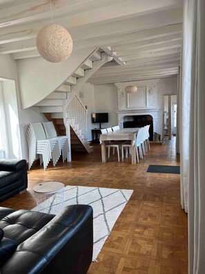 TV, fireplace - Holiday Home 'La Béchetière' with Private Pool, Private Terrace and Wi-Fi (Parcé-sur-Sarthe)