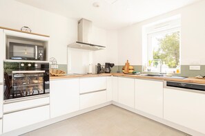 Fridge, microwave, oven, stovetop - Holiday Home 'De La Motte 2kms De La Plage' with Private Terrace, Private Garden and Wi-Fi (Trégunc)