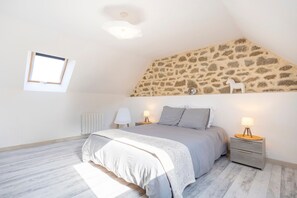 3 bedrooms, iron/ironing board, free WiFi, bed sheets - Holiday Home 'De La Motte 2kms De La Plage' with Private Terrace, Private Garden and Wi-Fi (Trégunc)