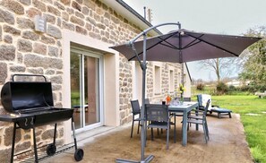 Outdoor dining - Holiday Home 'De La Motte 2kms De La Plage' with Private Terrace, Private Garden and Wi-Fi (Trégunc)