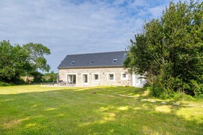 Exterior - Holiday Home 'De La Motte 2kms De La Plage' with Private Terrace, Private Garden and Wi-Fi (Trégunc)