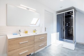 Shower, hair dryer, towels