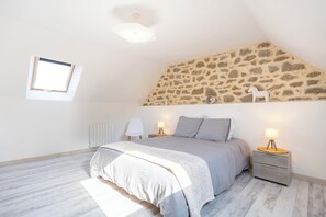 3 bedrooms, iron/ironing board, free WiFi, bed sheets