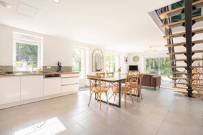 Dining - Holiday Home 'De La Motte 2kms De La Plage' with Private Terrace, Private Garden and Wi-Fi (Trégunc)