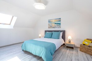 3 bedrooms, iron/ironing board, free WiFi, bed sheets - Holiday Home 'De La Motte 2kms De La Plage' with Private Terrace, Private Garden and Wi-Fi (Trégunc)