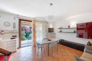 Una televisión, una chimenea