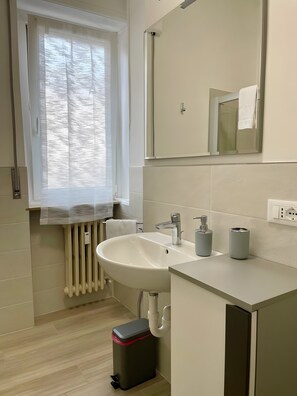 シャワー、ヘアドライヤー、タオル