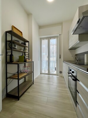 Oven, stovetop, coffee/tea maker, electric kettle