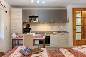 Iron/ironing board, free WiFi, bed sheets