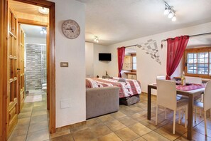 Iron/ironing board, free WiFi, bed sheets