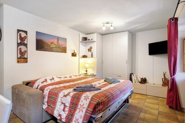 Iron/ironing board, free WiFi, bed sheets