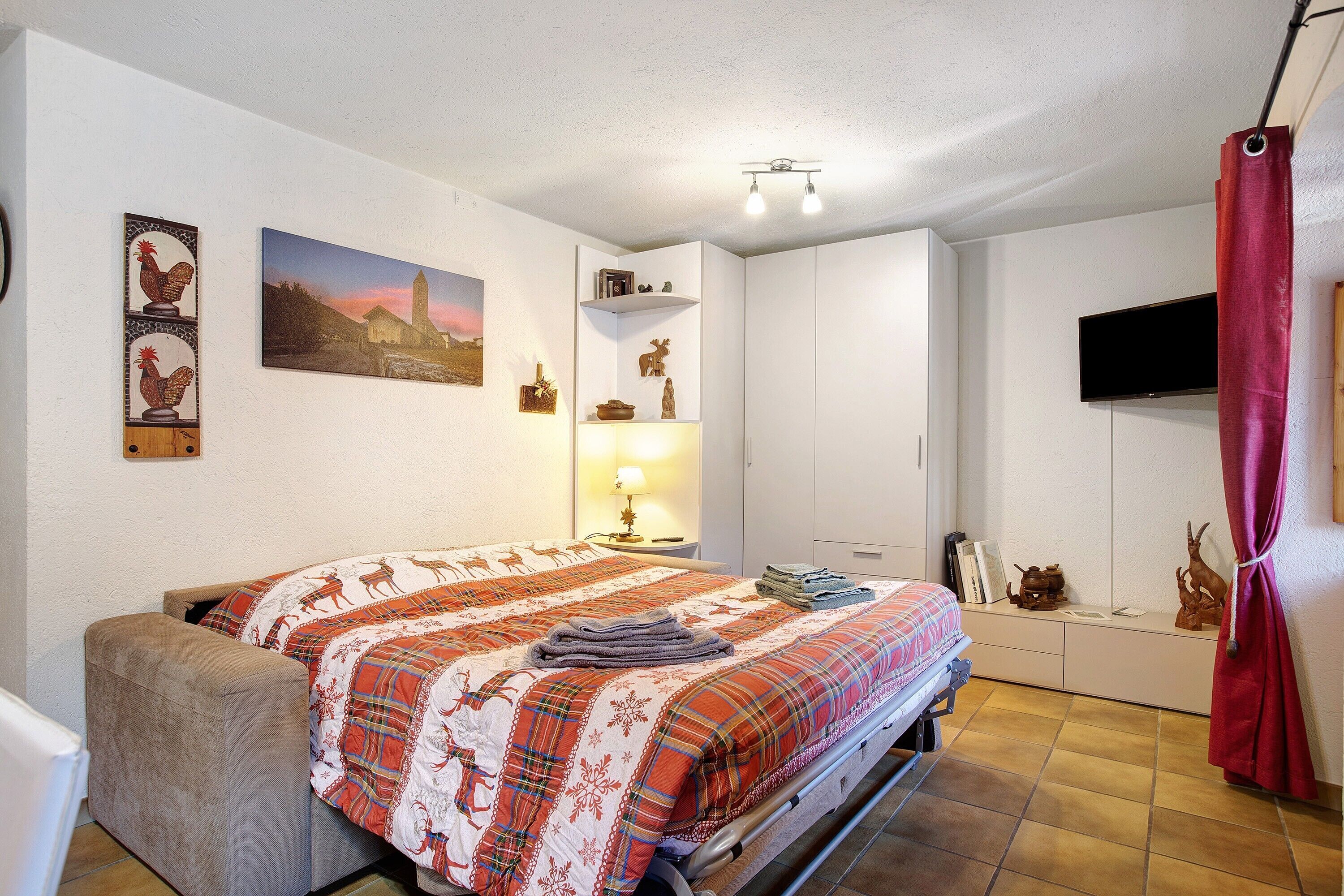 Iron/ironing board, free WiFi, bed sheets