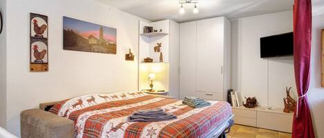 Iron/ironing board, free WiFi, bed sheets